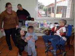 Entrega das caixas de leite na entidade Casa Lar