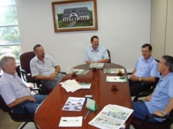 Diretor Carlos Lucindo visita Executivo de Dom Feliciano